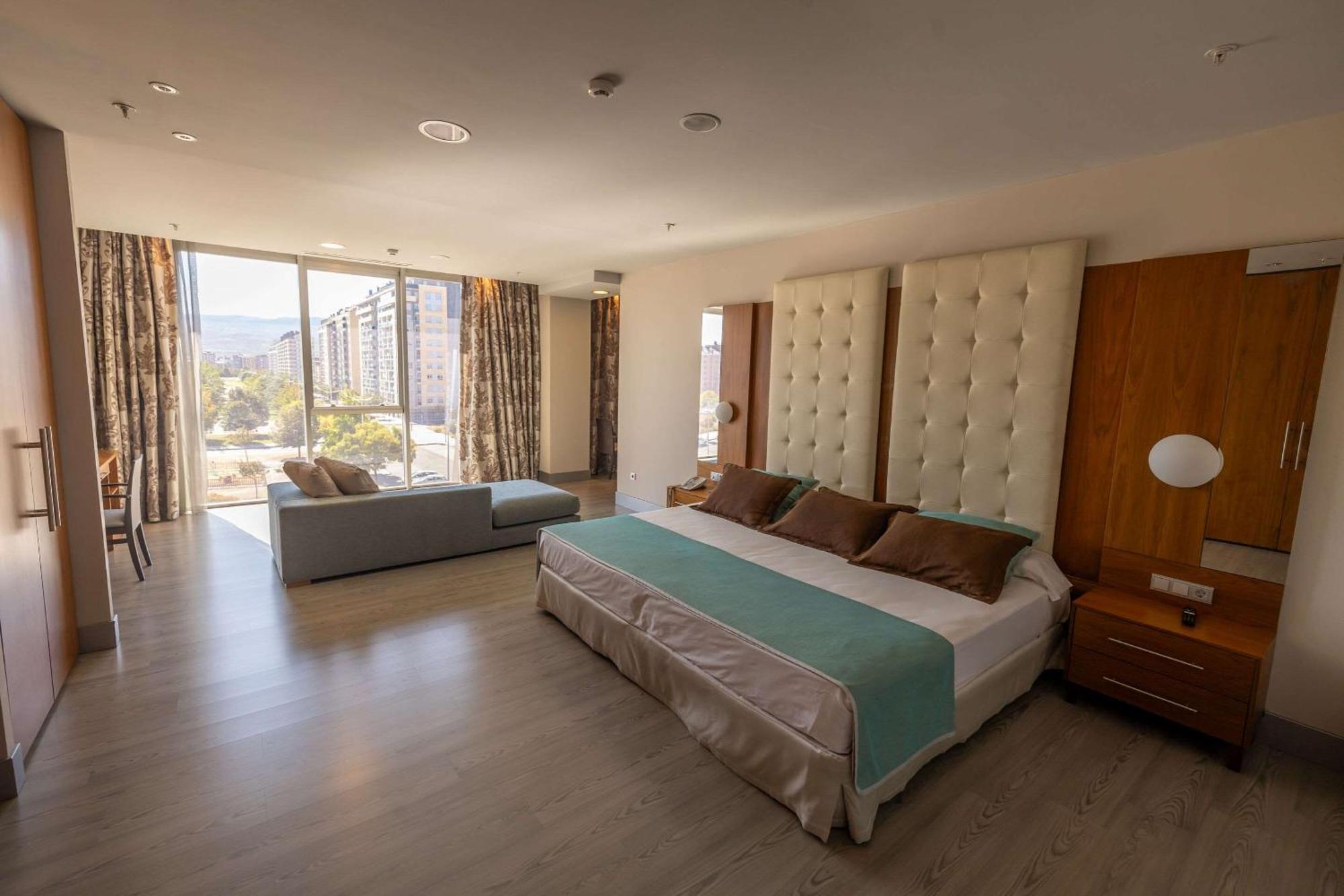 Hotel Ciudad De Ponferrada Buitenkant foto